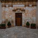 ...in quello inferiore si apre il portale d�ingresso architravato con trabeazione mistilinea...